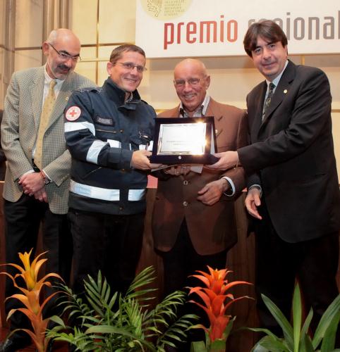 Le sous-commissaire régional de la Croix-Rouge Italienne, Paolo Millo, retire le prix assigné aux bénévoles de la CRI