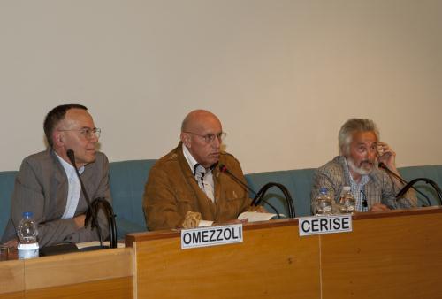 Le Président du Conseil Alberto Cerise avec le Professeur Tullio Omezzoli (à gauche) et le metteur en scène Stefano Viaggio (à droite)