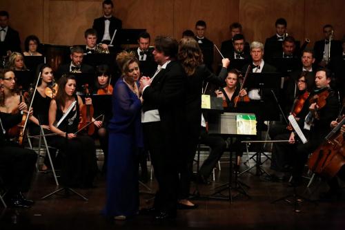 La soprano Elena Bakanova et le baryton Federico Longhi. Derrière eux, l'Orchestre du Conservatoire de la Vallée d'Aoste