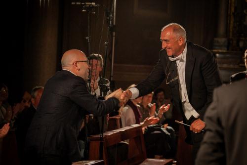 Étreinte de main entre le compositeur Ferrer Ferran et le chef d'orchestre Lino Blanchod