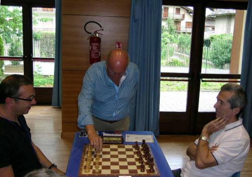 Le Président Alberto Cerise parmi deux joueurs