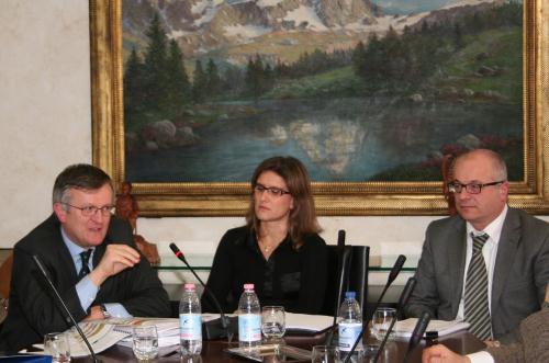 A partir de gauche: Ariello Bandinelli, Patrizia Serasse et Piergiorgio Grasso, membres de la Commission dévaluation constituée par la DGR 413 du 15 février 2008