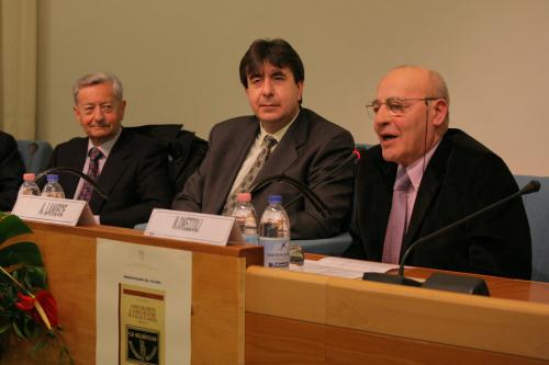 A partirde gauche: l'historien Joseph-César Perrin, le Vice-Président André Lanièce et Marcello Omezzoli, auteur du volume