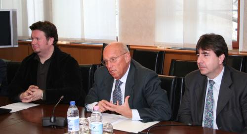 Le Président du Conseil (au centre) avec l'ideateur du projet, Federico Longhi (à gauche), et le Vice-Président André Lanièce (à droite)