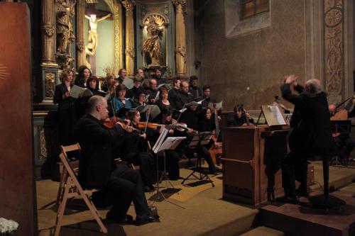 L'ensemble vocal-instrumental "Cappella musicale di San Grato" dirigé par l'organiste Teresio Colombotto