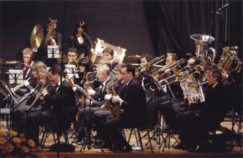 Les 50 musiciens de l'Orchestre d'Harmonie du Val d'Aoste, dirigés par Lino Blanchod
