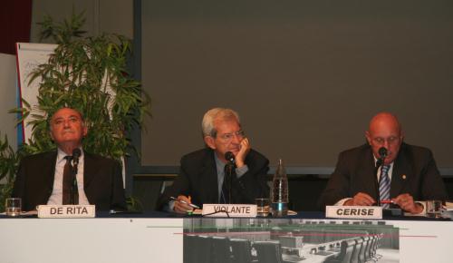 Première journée. A partir de gauche: Giuseppe De Rita, Président du CENSIS, Luciano Violante, Coordinateur de Italiadecide, et Alberto Cerise, Président du Conseil de la Vallée