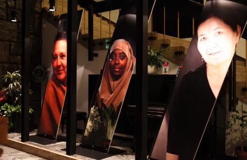 Les panneaux avec les images des femmes des dernières années à l'entrée du théâtre