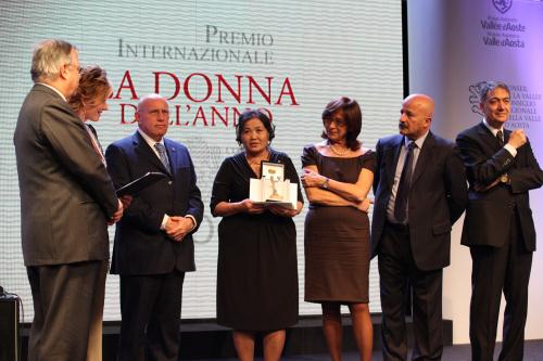 La Femme de l'année 2010, Bibisara Oripova, avec le Président Alberto Cerise, le Ministre plénipotentiaire du Ministère des affaires étrangères, Liana Marolla, le journaliste Rai Roberto Olla et le Président de la Communauté de Sant'Egidio, Mario Marazziti, tous membres du jury du Prix