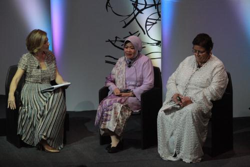 Deux des trois finalistes, Siti Musdah Mulia et Aicha Ech Channa, interviewées par le présentateur, la journaliste Rai Maria Concetta Mattei