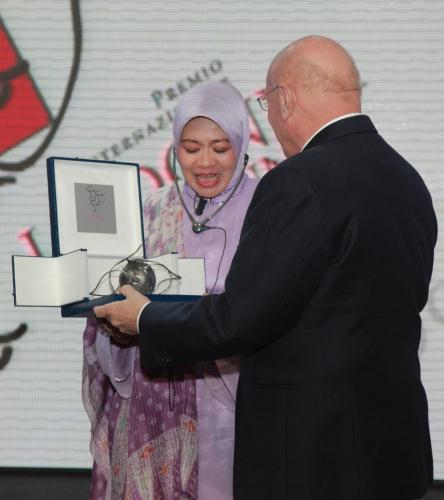 La remise du prix à Siti Musdah Mulia