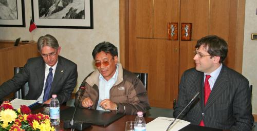 Le Président du Parlement tibétain, Karma Chopet, avec le traducteur (à gauche) et Bruno Mellani (à droite)