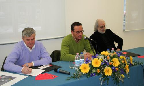 Au centre, le Président du Conseil, Ego Perron, qui introduit l'événement à la presse. À gauche, le Surintendant des biens culturels Roberto Domaine, à droite, le graphiste Massimo Fredda
