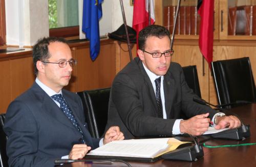 Le Médiateur de la Vallée d'Aoste, Flavio Curto, avec le Président du Conseil régional, Ego Perron
