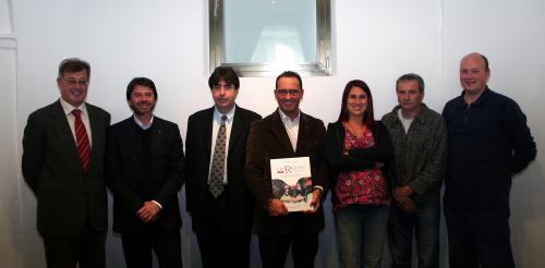 Photo avec les auteurs et quelques Conseillers régionaux