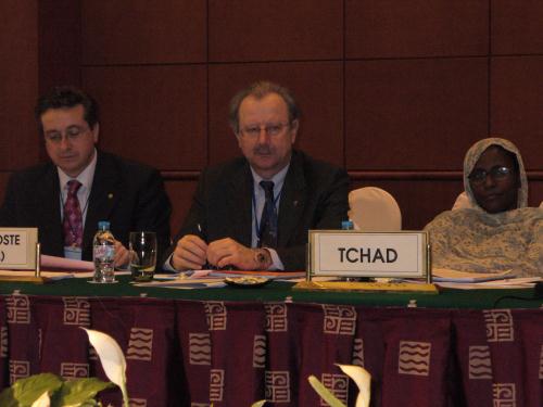 Les Conseillers Marco Viérin e Roberto Vicquéry à côté de la collègue du Ciad