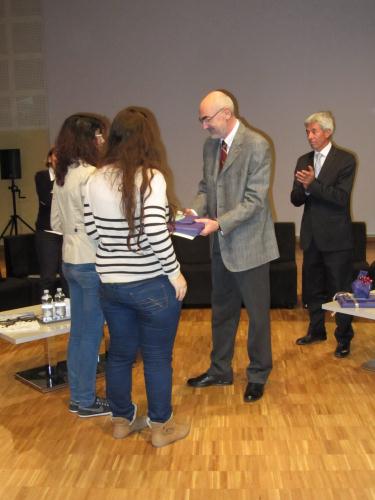 Le Conseiller secrétaire Gianni Rigo offre aux étudiants des livres