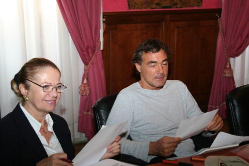 La Conseillère Teresa Charles avec le présentateur Massimo Giletti