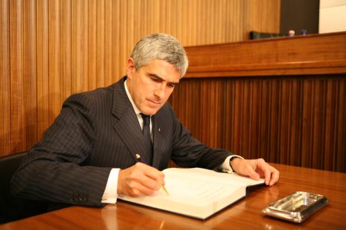 Le Président Pier Ferdinando Casini signe le livre d'or du Conseil régional