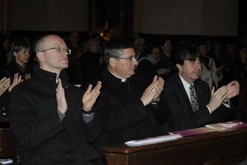 A partir de gauche : Don Fabio Brédy (prêtre de la Cathédrale dAoste), Monseigneur Franco Lovignana (Évêque du diocèse dAoste) et le Vice-Président du Conseil André Lanièce