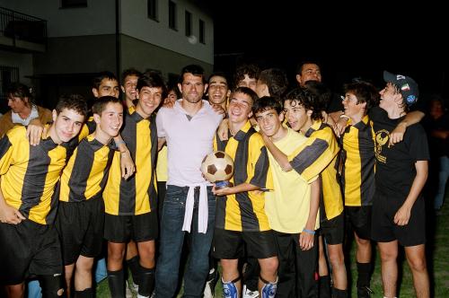 Le footballeur Sergio Pellissier parmi les jeunes participants