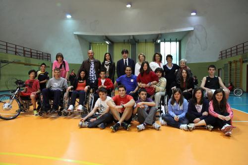 Photo de groupe avec les jeunes étudiants, leurs enseignants, la Conseillère secrétaire  Emily Rini et le Vice-Président André Lanièce