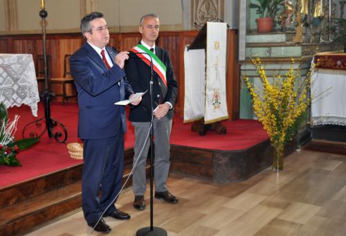 L'intervention du Président du Conseil, Marco Viérin. A droite, le Syndic d'Introd, Vittorio Anglesio