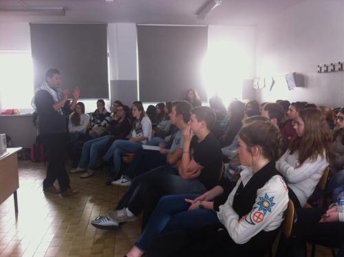 Un groupe de élèves valdôtains écoute les invités juifs et palestiniens lors d'un séminaire
