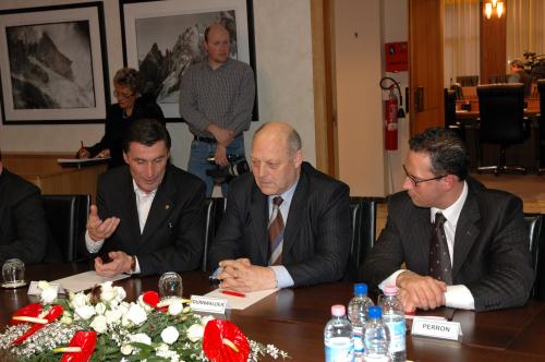 Le Président Luis Durnwalder parmi les Présidents de la Région, Carlo Perrin (à gauche), et du Conseil, Ego Perron (à droite)