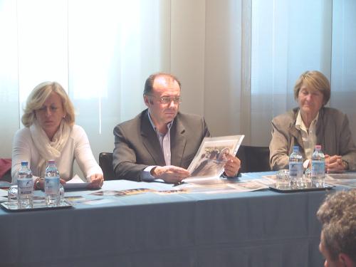 Les Conseillères Adriana Viérin (à gauche) et Secondina Squarzino (à droite) avec le Président du Celva, Diego Empereur