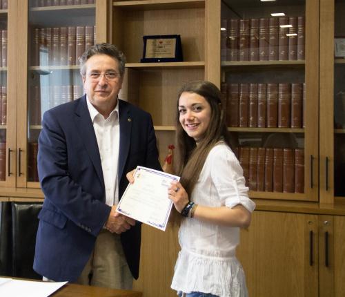Le Président Marco Viérin remet le certificat à Alessia