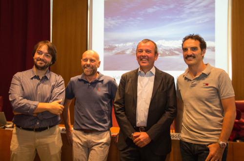 A partir de gauche: le journaliste Davide Jaccod, le photographe Enzo Massa Micon, l'éditeur Paolo Musumeci et le photographe Moreno Vignolini