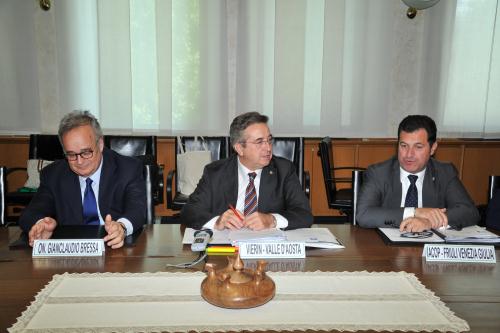 A partir de gauche: Gianclaudio Bressa (Sous-secrétaire d'Etat pour les Affaires Régionales), Marco Viérin (Président du Conseil de la Vallée) et Franco Iacop (Président du Conseil régional du Frioul)
