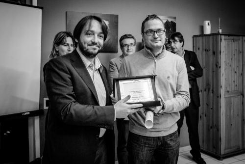 La remise d'un prix à Davide Jaccod, président de l'Association Aosta Iacta Est