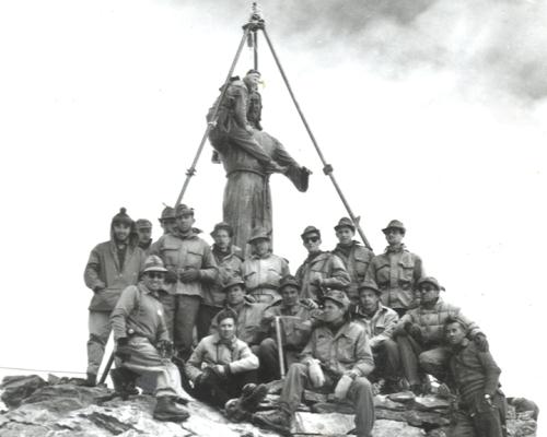 La pose de la statue en 1955