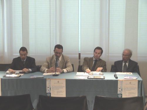 Les intervenants. A partir de gauche: Lorenzo Caneparo, représentant de l'Unicredit, Ego Perron, Président du Conseil de la Vallée, Roberto Louvin, représentant  de la délégation régionale de l'AIRC, et Antonio Gatti, représentant du Comité Piémont Vallée d'Aoste de l’AIRC