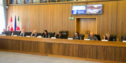 Les Conseillers régionaux et les délégués du Parlement du Valais pendant la séance