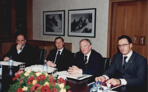 A partir de gauche: Augusto Rollandin, parlementaire valdôtain, et les présidents Louvin, Straub et Perron
