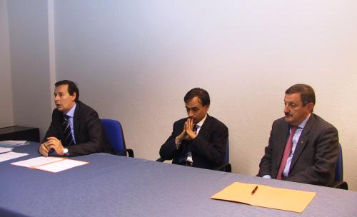 Les Présidents du Conseil de la Vallée, Roberto Louvin (à gauche), du CoReCom, Fabio Truc (au centre), et de la Région, Dino Viérin (à droite)