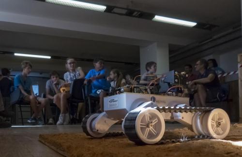 Atelier pour apprendre à contrôler et conduire un modèle de rover martien géré par la Section Italienne de la British Interplanetary Society (BIS-Italie). Photo: Paolo Ciambi