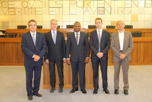 A partir de gauche: Marco Viérin (Vice-Président du Conseil de la Vallée), Andrea Rosset (Président du Conseil), Etienne Baritse (Vice-Président du Parlement du Togo), Joël Farcoz (Vice-Président du Conseil) et David Follien (Secrétaire du Conseil)