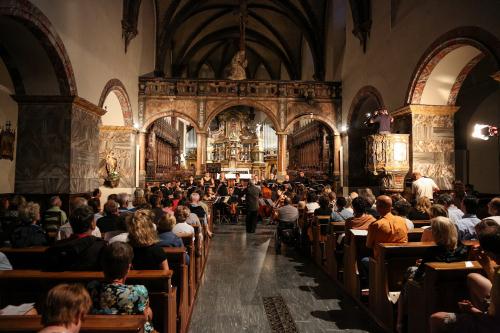 Un moment du premier concert du Festival qui a eu lieu dans l'Eglise collégiale de Saint'Ours, avec ll'exhibition de l'Ensemble Harmonicae Voces