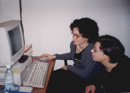Deux étudiantes naviguent sul le site internet du Conseil régional