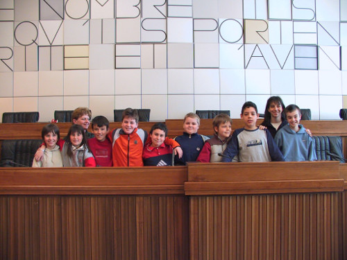 4 aprile 2003 - I giovani alunni della scuola primaria di Introd al banco dell'Esecutivo regionale