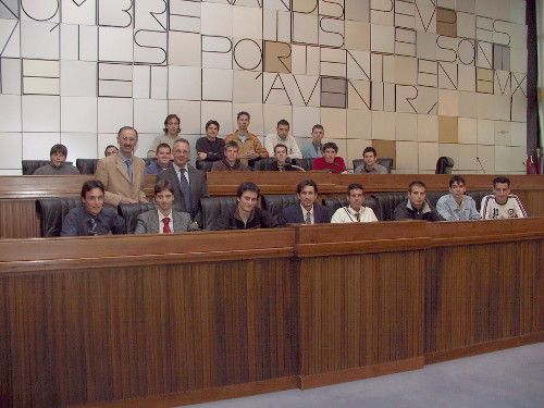 30 avril 2004 - Les étudiants de la classe cinquième de l'Institution d'instruction technique (ISIT) Géomètres d'Aoste avec le Conseiller Enrico Tibaldi