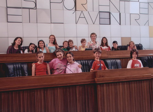 30 mai 2005 - En conclusion de la visite, une photo avec les étudiants de l'école primaire de Sarre chef-lieu, classe cinquième