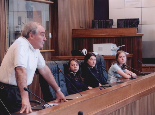 31 maggio 2005 - Il Consigliere Guido Cesal nel corso del dibattito con i ragazzi della terza media di Courmayeur
