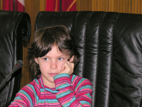 4 maggio 2006 - Gli alunni della scuola primaria di Champdepraz in visita all'Aula consiliare. Nella foto, una giovane studentessa