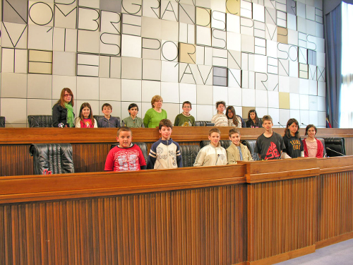 18 maggio 2006 - Gli alunni della scuola primaria di Gignod, classe quinta, al temine della visita all'Aula del Consiglio regionale