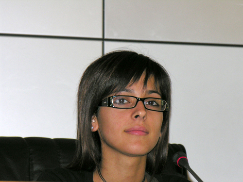 22 maggio 2006 - Una studentessa della classe quinta B Ragioneria (IGEA) di Aosta al banco del Presidente del Consiglio regionale